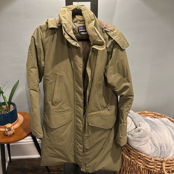 Women’s Patagonia City Storm Parka in Sage Khaki - Picture 2 of 5